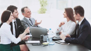 ofiste masada konuşurken iş arkadaşları