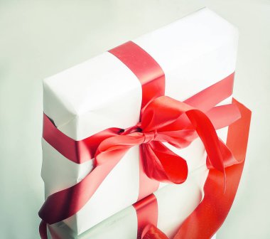 Yakın plan. İki şık hediye kutusu. Beyazlara izole edilmiş.