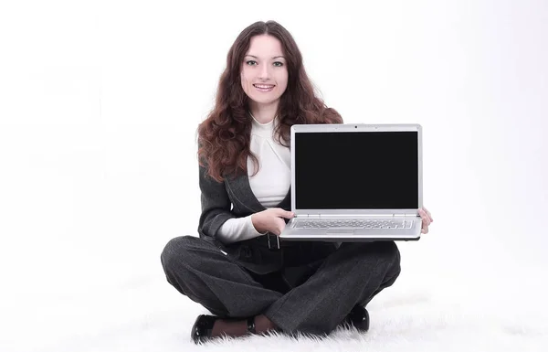 Giovane donna d'affari che mostra un computer portatile seduto sul pavimento — Foto Stock