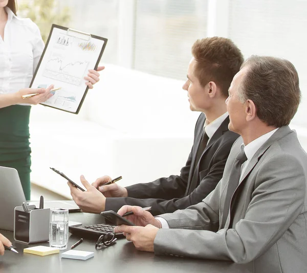 Jonge zakenvrouw, het aanbieden van nieuwe ideeën voor een zakelijke bijeenkomst — Stockfoto