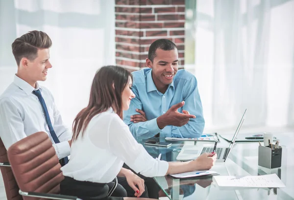 Funcionários conversando com um cliente sentado na mesa — Fotografia de Stock