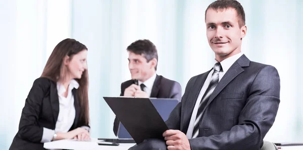 Retrato da equipe de negócios bem sucedida no local de trabalho — Fotografia de Stock