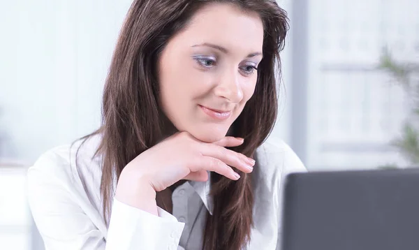 Amigável feminino empregado sentado em sua mesa . — Fotografia de Stock