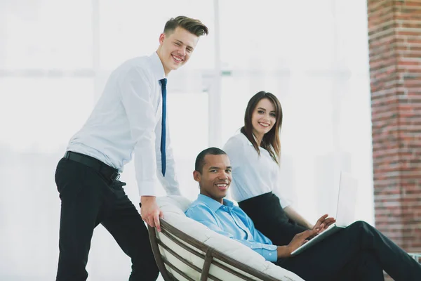 Cliente regular e funcionários em um escritório moderno — Fotografia de Stock