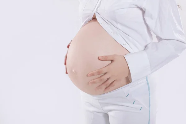 Closeup.a joven embarazada woman.isolated en un blanco — Foto de Stock