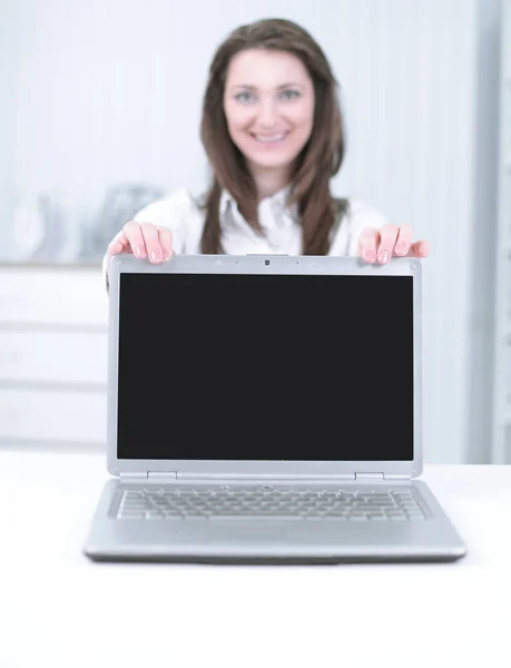 Mulher de negócios atraente que apresenta um computador portátil com copyspace no monitor — Fotografia de Stock