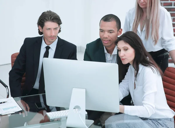 Gente de negocios discutiendo información financiera, sentado en su escritorio — Foto de Stock