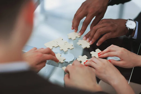 Närbild. Business team montering pusselbitar. — Stockfoto