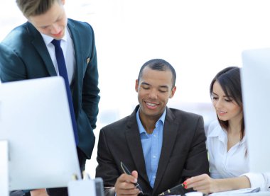 Proje Yöneticisi ve iş belgeleri tartışırken iş takım