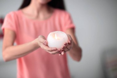 yanan bir mum ile up.Beautiful genç kadın kapatmak