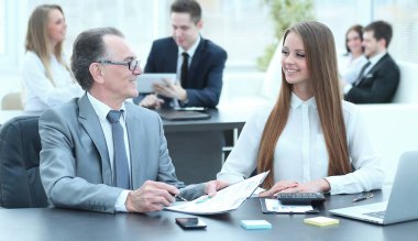 Pazarlamacı ve kağıt grafiklerle çalışma Yöneticisi takım.