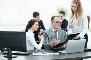 iş takım finansal veriler başkanı ile tartışıyor.