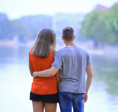 Gölde arka view.in aşk genç çift