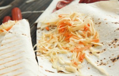 üzerinde Pide bread.photo kopya alanı ile baharatlı lahana salatası
