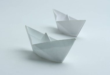 origami tekniğinde yapılmış iki beyaz tekne