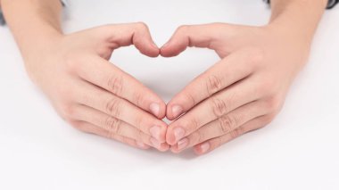 Erkek kalbi jesti gösterilen eller. beyaz izole