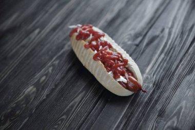 Sosisli karanlık background.photo kopya alanı ile baharatlı sosu ile