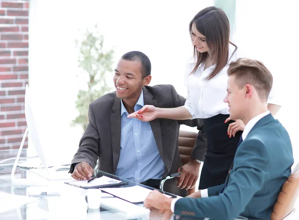 Team di lavoro che discute i problemi di lavoro seduti alla scrivania — Foto Stock