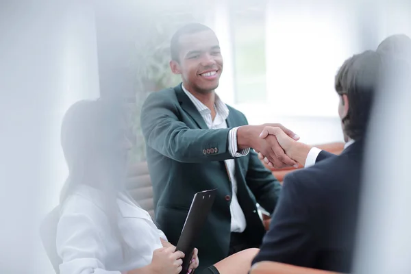 Glimlachend zakenman schudden handen met een zakenpartner — Stockfoto