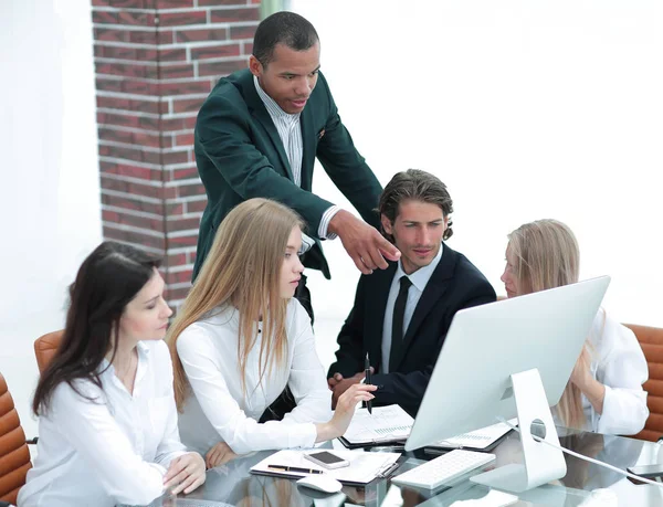 Team aziendale che discute di questioni aziendali in un ufficio moderno — Foto Stock