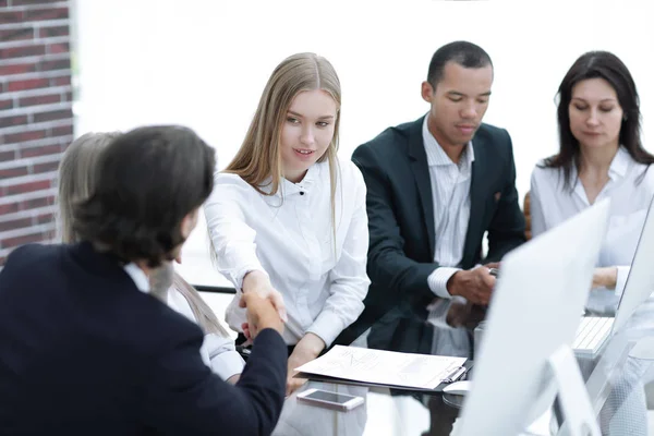 Internationale zakenpartners schudden handen tijdens de besprekingen — Stockfoto