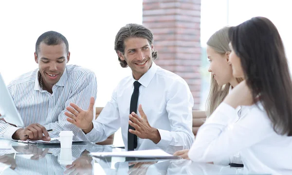 Gerente celebra una reunión con el equipo de negocios — Foto de Stock