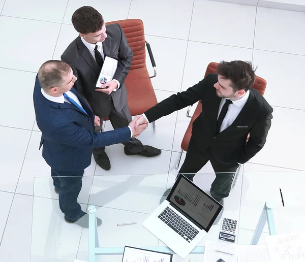 Övre view.handshake affärspartners. begreppet samarbete. — Stockfoto