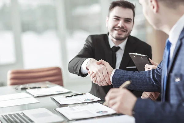 Handschlag zweier Anwälte nach Erörterung der Bedingungen eines Finanzvertrages — Stockfoto