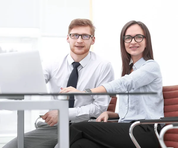 Dos empleados sentados en el escritorio en la oficina.foto con espacio para copiar —  Fotos de Stock