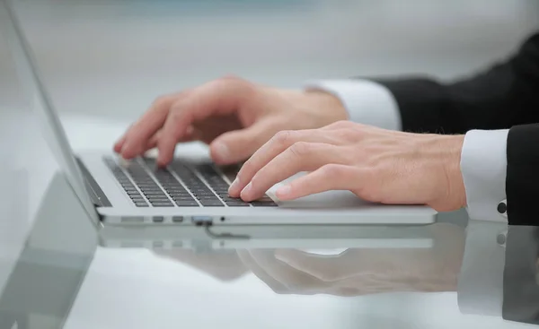 Nahaufnahme Hände Multitasking-Mann mit Laptop Wifi verbinden — Stockfoto