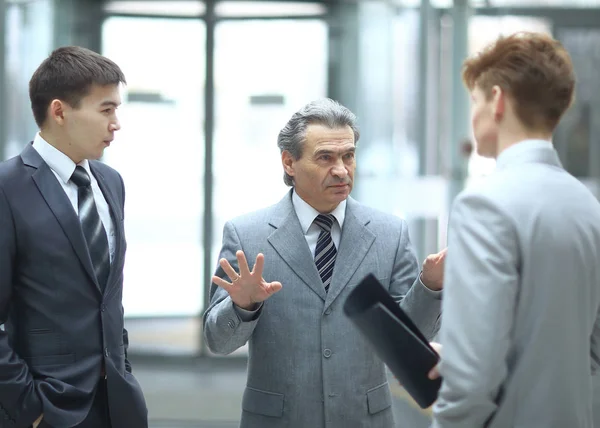 Strikt chef pratar med en employee.photo på suddig office bakgrund — Stockfoto