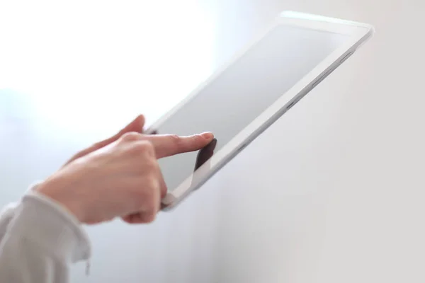 Close up.womans main appuyant sur l'écran tablette numérique .photo avec espace de copie — Photo