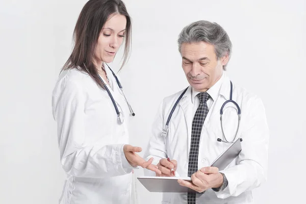 Два лікаря обговорюють діагноз пацієнта. ізольовано на білому тлі — стокове фото