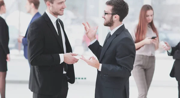 Up.Business yakın arkadaşları ofiste ayakta iş sorunlarını tartışmak — Stok fotoğraf