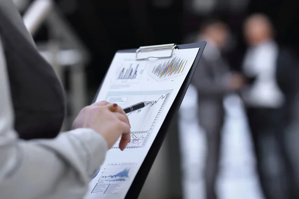 Nahaufnahme. Buchhalter prüft den Finanzbericht. — Stockfoto