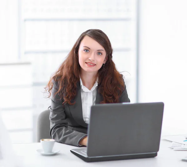 Erfolgreiche Geschäftsfrau am Schreibtisch im Büro — Stockfoto