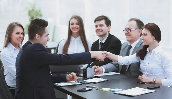 Donne d'affari di successo stanno stringendo la mano. Hanno fatto un accordo. — Foto Stock