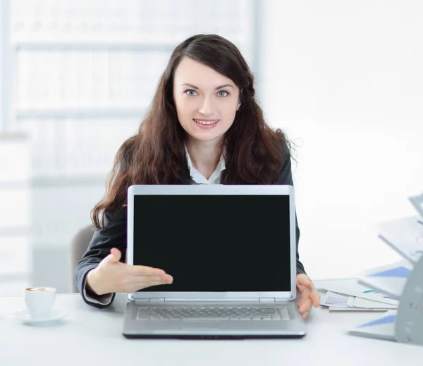 Mulher gerente está mostrando em um laptop — Fotografia de Stock