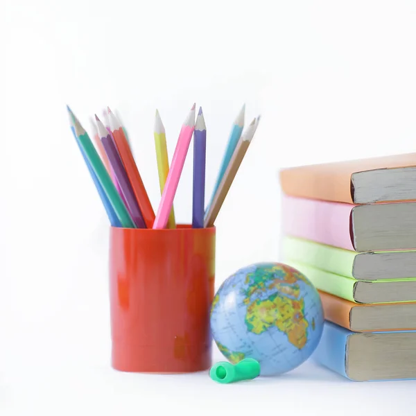 Globe, boeken en potloden op witte achtergrond .photo met kopiëren sp — Stockfoto