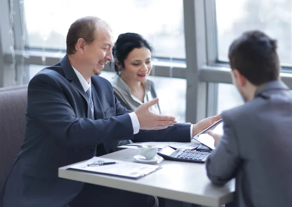 Grupo de empresários falando à mesa — Fotografia de Stock