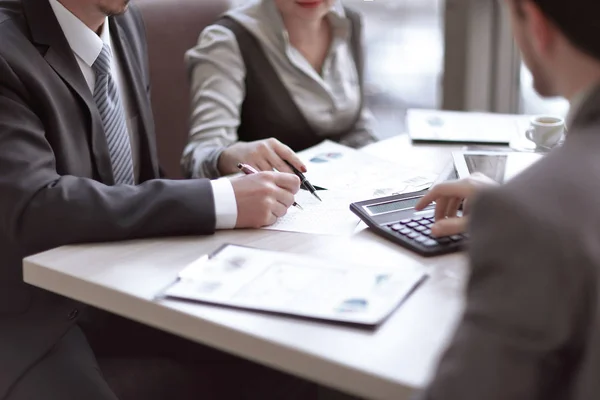 Uzavřete up.business týmu analýza finanční údaje. Týmová práce — Stock fotografie