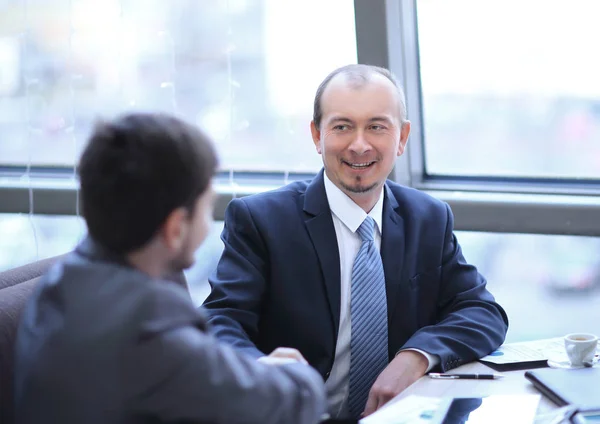 Sluit up.handshake van businesspartners zitten aan een bureau. — Stockfoto