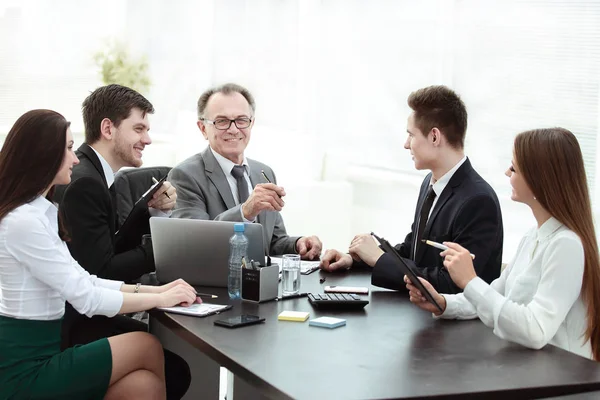 Manager und Unternehmensgruppe diskutieren Finanzdokumente — Stockfoto