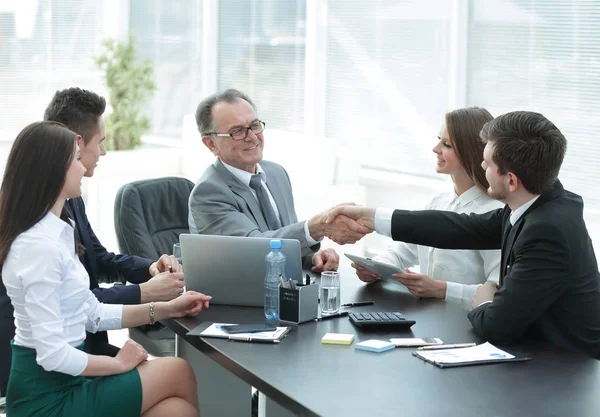 Manager en client schudden handen na de bespreking van het contract — Stockfoto