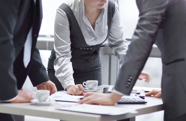 Business-Team diskutiert einen neuen Businessplan — Stockfoto