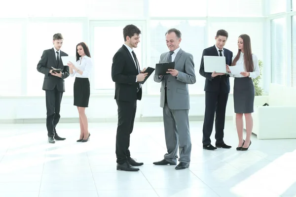 Companys werknemers zich voorbereiden op de start van een zakelijke bijeenkomst. — Stockfoto