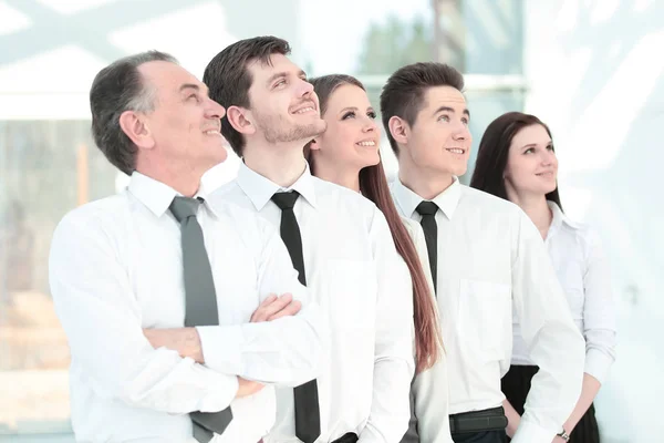 Equipe de negócios bem sucedida olhando para o espaço de cópia . — Fotografia de Stock