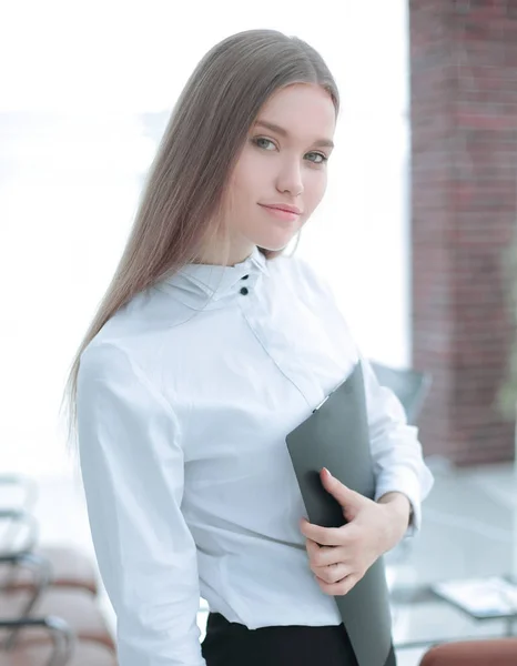 Zakenvrouw met documenten op de achtergrond van het Bureau — Stockfoto