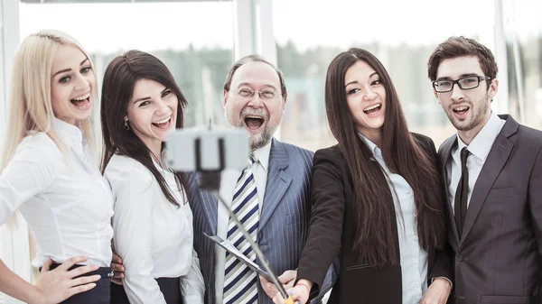 Erfolgreiches Business-Team macht Selfie mit ihrem Manager — Stockfoto