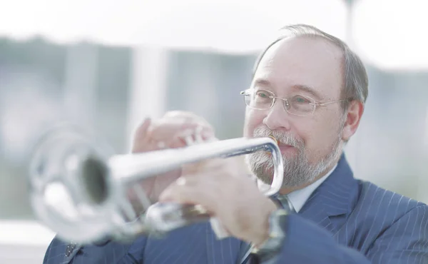 Porträt eines Musikers, der Trompete spielt. — Stockfoto